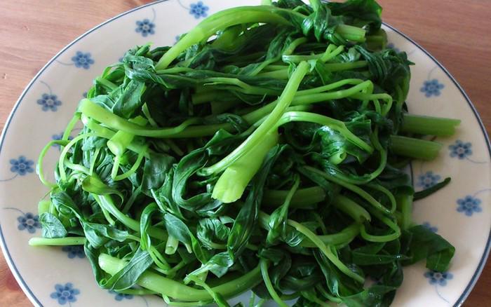 Chuyên gia mách 4 mẹo luộc rau muống xanh giòn, không bao giờ bị thâm đen-1