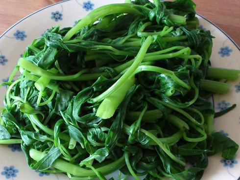 Chuyên gia mách 4 mẹo luộc rau muống xanh giòn, không bao giờ bị thâm đen