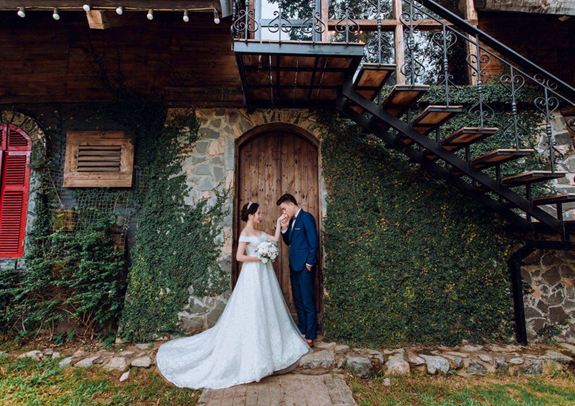 Ảnh cưới của vua kiếm chém và người vợ xinh đẹp-1