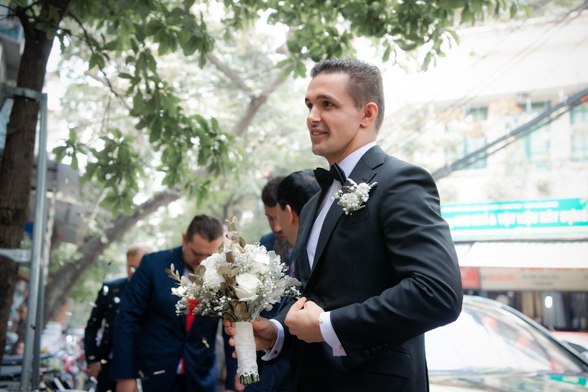 Toàn cảnh lễ đón dâu tại nhà phố cổ của siêu mẫu Phương Mai: Chú rể xuất hiện cùng đoàn xe sang, cô dâu òa khóc ôm chặt mẹ ruột-3