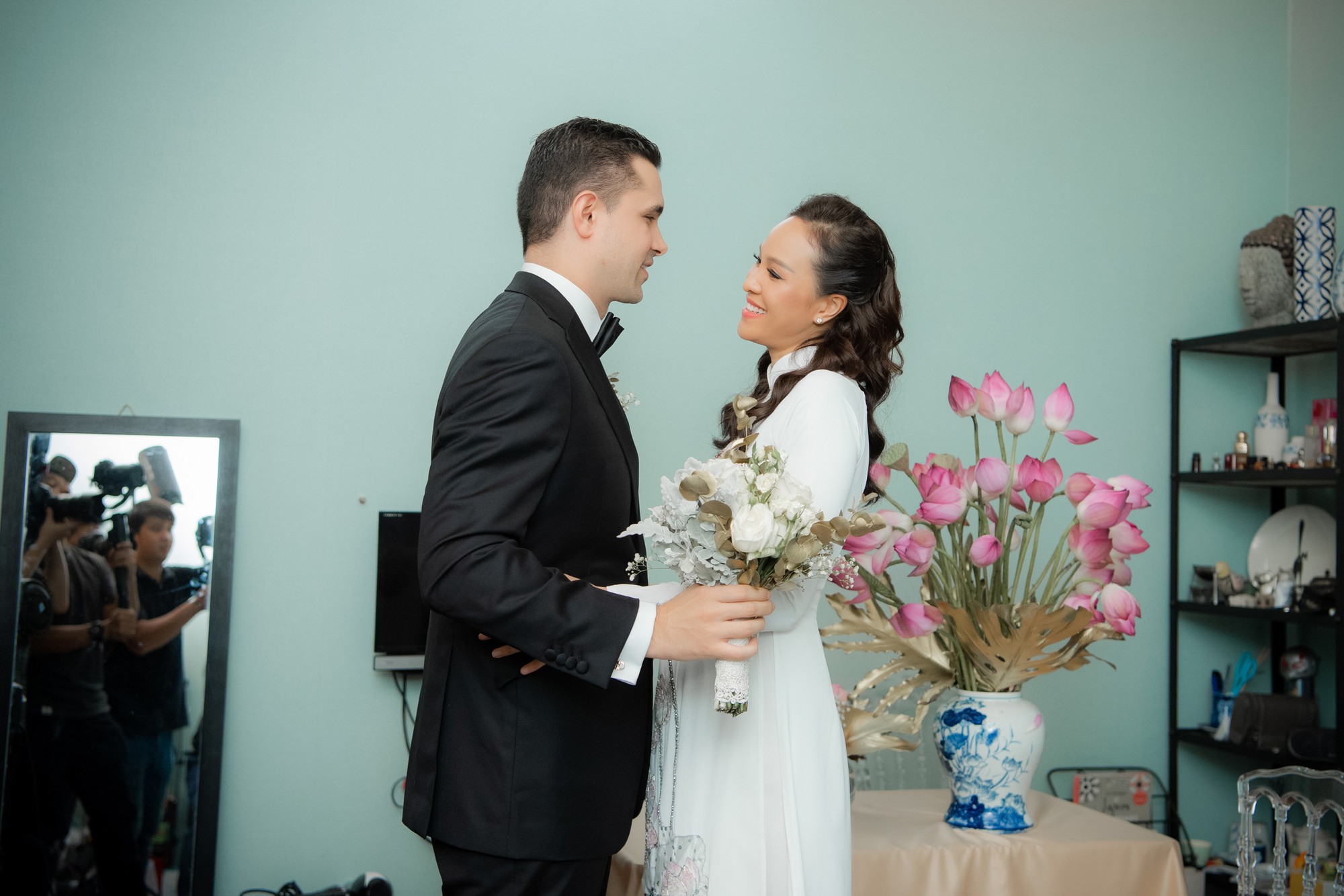 Toàn cảnh lễ đón dâu tại nhà phố cổ của siêu mẫu Phương Mai: Chú rể xuất hiện cùng đoàn xe sang, cô dâu òa khóc ôm chặt mẹ ruột-5