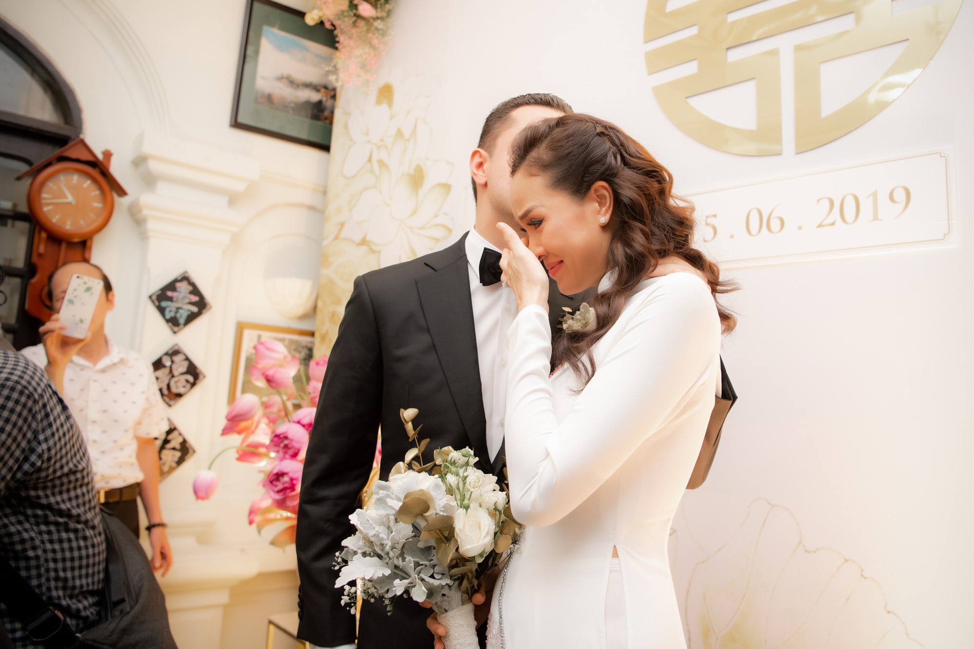Toàn cảnh lễ đón dâu tại nhà phố cổ của siêu mẫu Phương Mai: Chú rể xuất hiện cùng đoàn xe sang, cô dâu òa khóc ôm chặt mẹ ruột-7