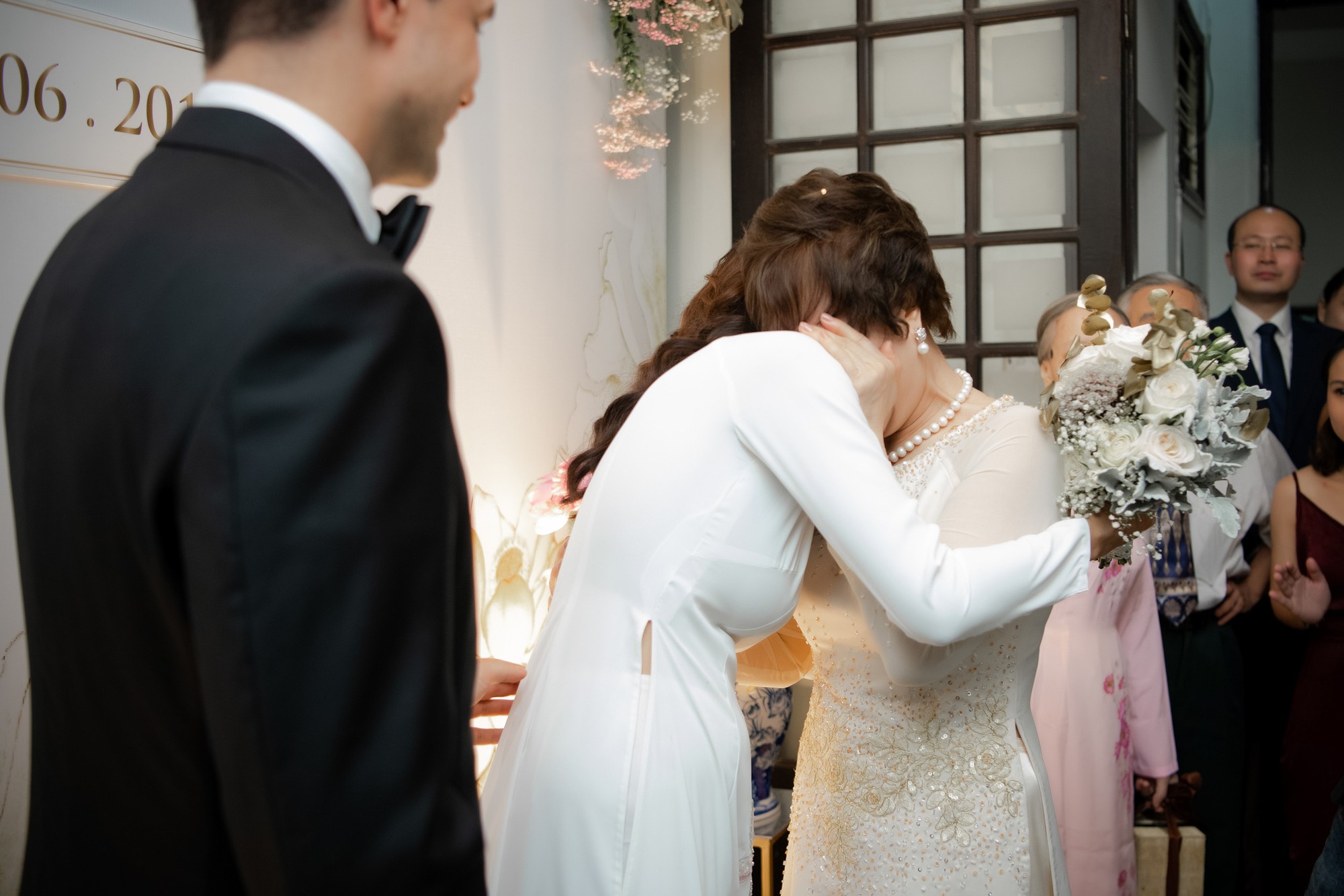 Toàn cảnh lễ đón dâu tại nhà phố cổ của siêu mẫu Phương Mai: Chú rể xuất hiện cùng đoàn xe sang, cô dâu òa khóc ôm chặt mẹ ruột-10