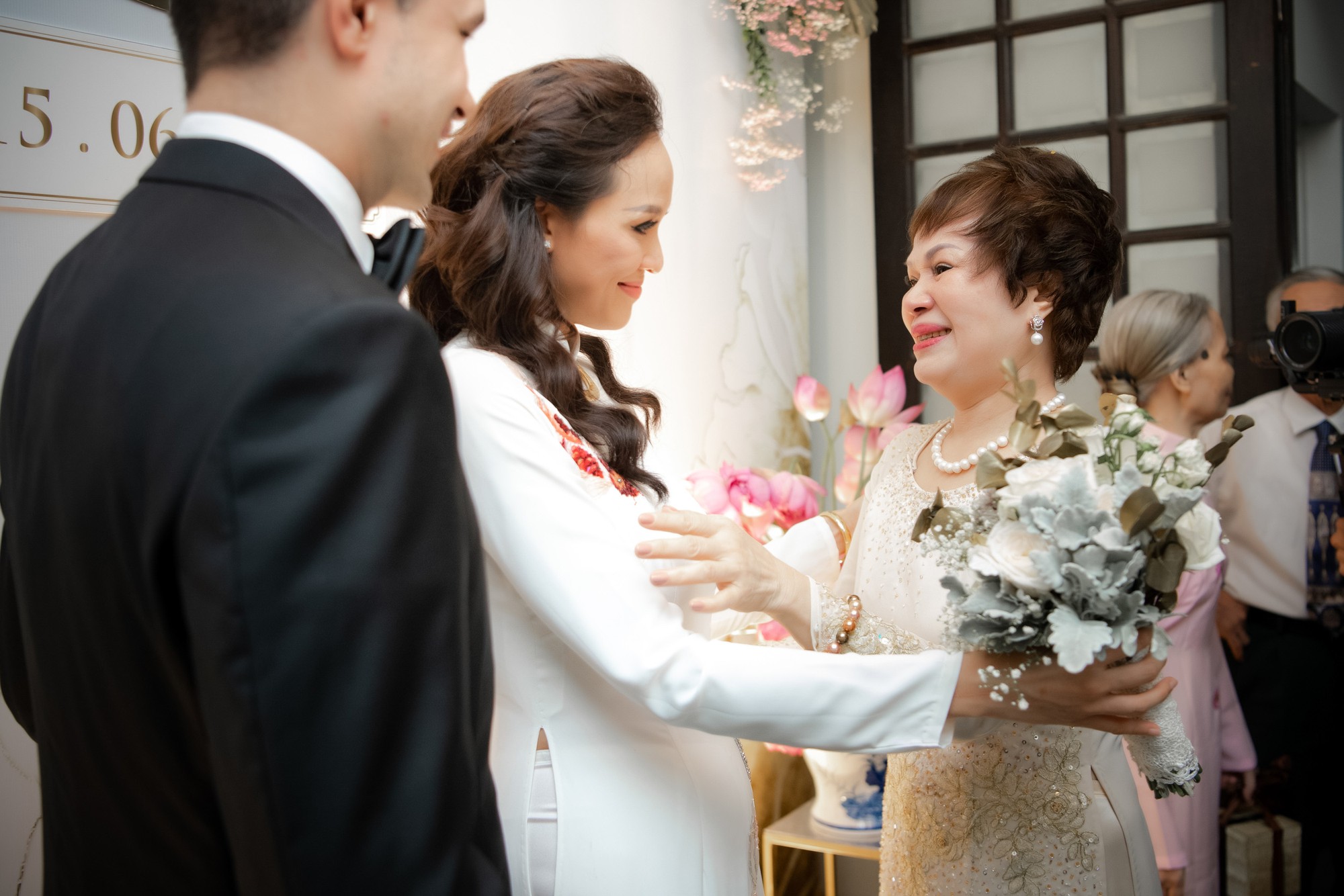 Toàn cảnh lễ đón dâu tại nhà phố cổ của siêu mẫu Phương Mai: Chú rể xuất hiện cùng đoàn xe sang, cô dâu òa khóc ôm chặt mẹ ruột-9