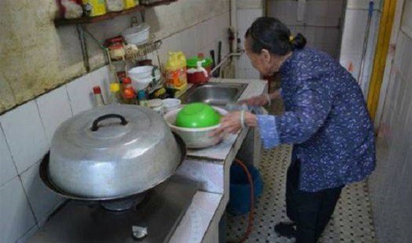 Khinh mẹ chồng nghèo nên lúc bà gọi chia tài sản không thèm về, tới lúc di chúc được công bố nàng dâu mới sốc nặng-1