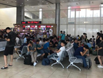 Sửa đường băng ở Nội Bài và TSN: Hành khách kêu trời khi liên tục bị delay, máy bay phải xếp hàng chờ cất cánh-6