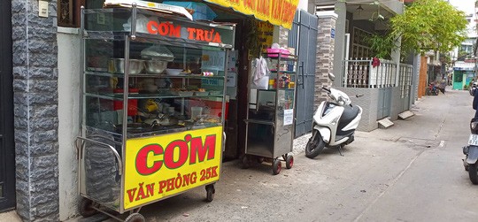 CLIP: Chủ quán cơm nói gì sau khi tạt chảo dầu sôi vào người hàng xóm?-1