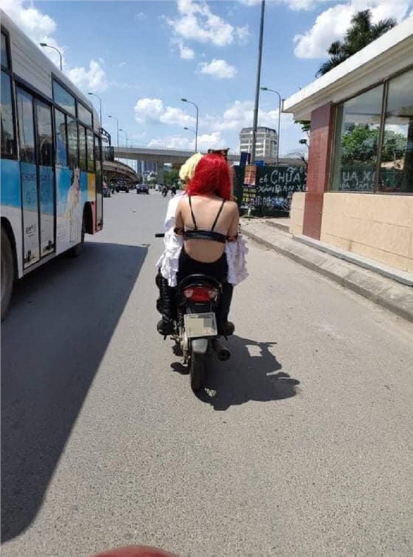 Chỉ trong một tuần, giới trẻ Việt sốc tận óc trước 4 vụ gái xinh hết cởi sạch khoe thân đến ăn mặc hở hang ra phố-5