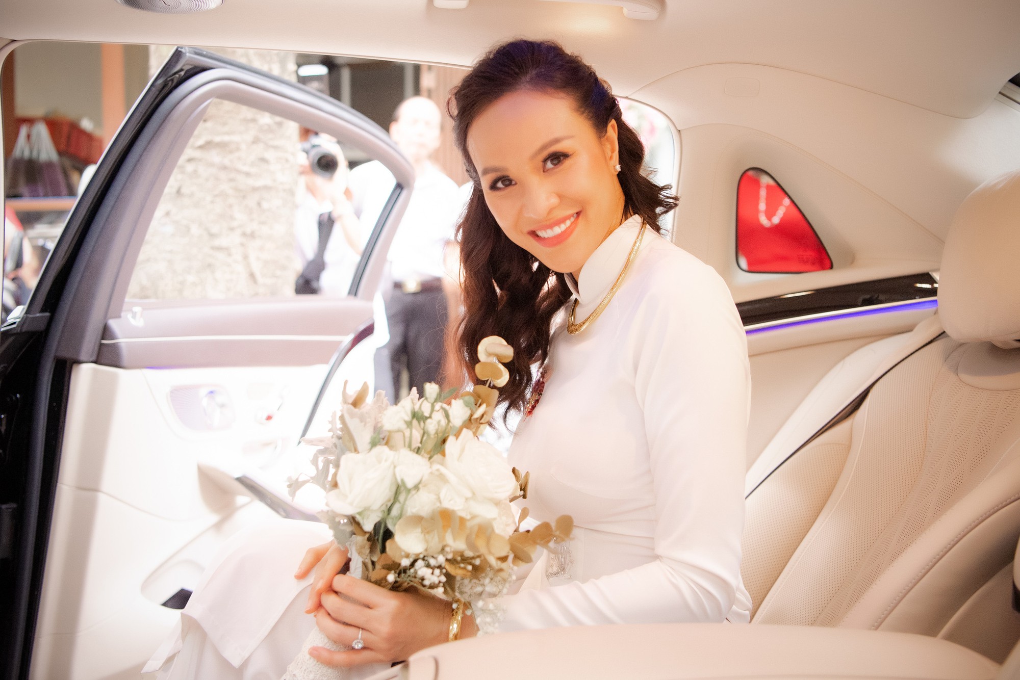 Đám cưới siêu mẫu Phương Mai và chồng Tây gia thế khủng: Cô dâu không diện váy cưới, xuất hiện trong trang phục cực lạ-9