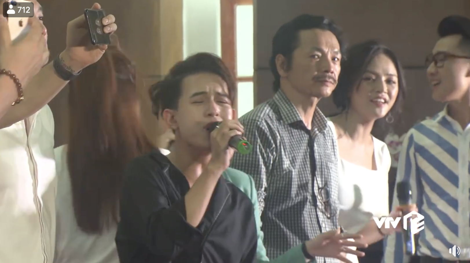 Dàn diễn viên Về nhà đi con cùng hát nhạc phim, khán giả khen lấy khen để Bảo vì hát quá hay-2