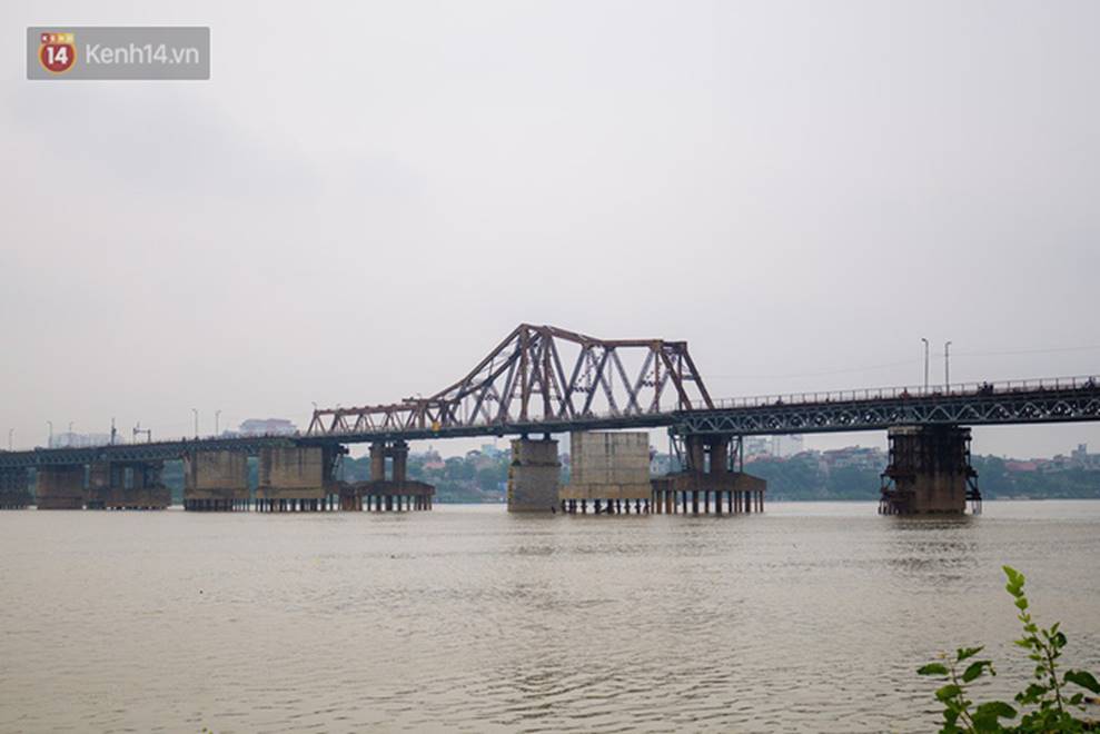 Bất chấp kim tiêm và nguy hiểm, giới trẻ trèo vào đường ray tàu hỏa trên cầu Long Biên để chụp ảnh-2