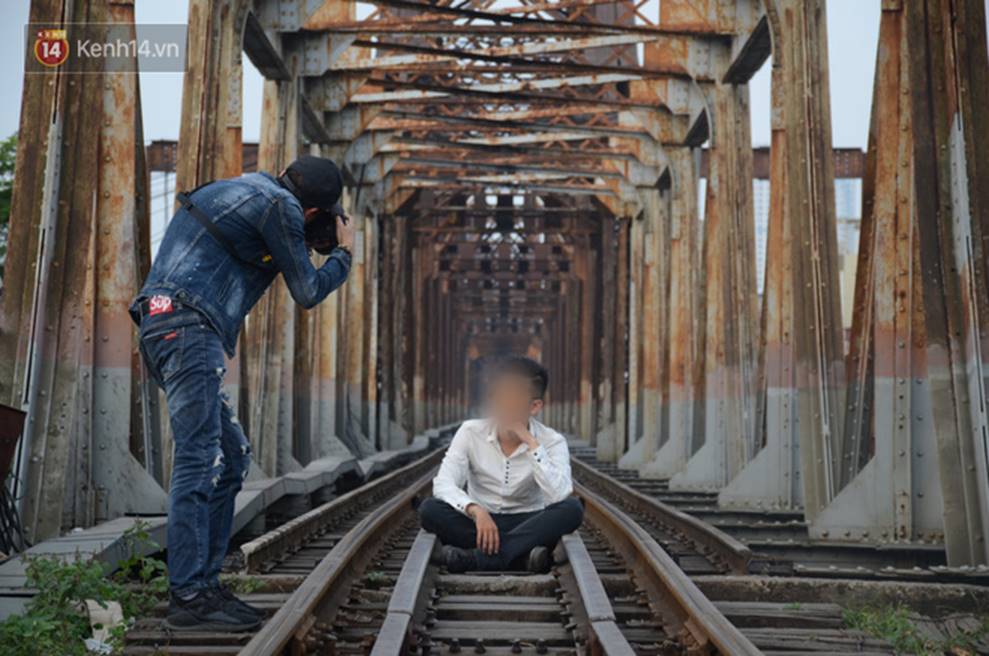Bất chấp kim tiêm và nguy hiểm, giới trẻ trèo vào đường ray tàu hỏa trên cầu Long Biên để chụp ảnh-4
