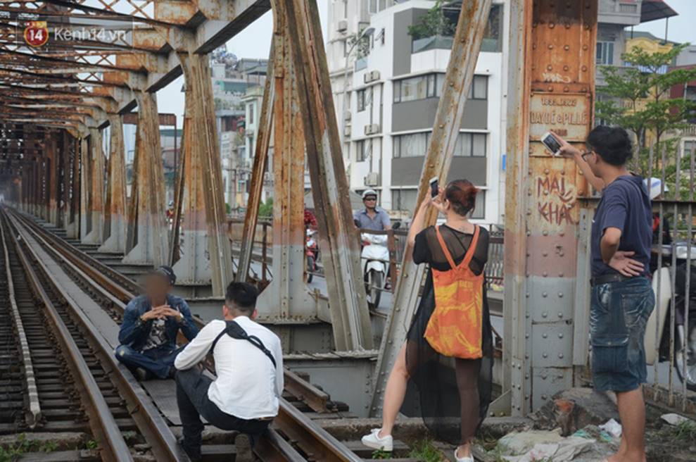 Bất chấp kim tiêm và nguy hiểm, giới trẻ trèo vào đường ray tàu hỏa trên cầu Long Biên để chụp ảnh-5