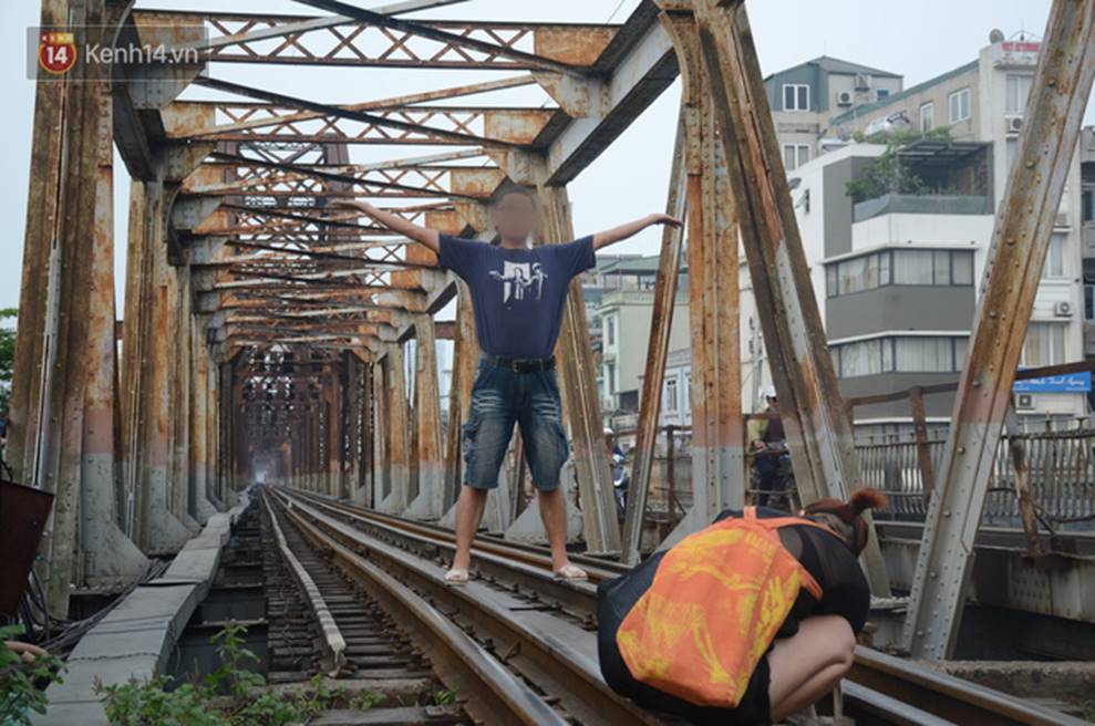 Bất chấp kim tiêm và nguy hiểm, giới trẻ trèo vào đường ray tàu hỏa trên cầu Long Biên để chụp ảnh-6