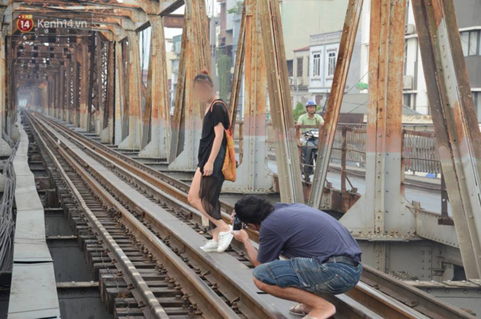 Bất chấp kim tiêm và nguy hiểm, giới trẻ trèo vào đường ray tàu hỏa trên cầu Long Biên để chụp ảnh-7