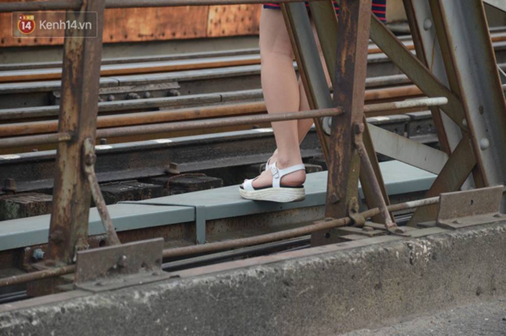 Bất chấp kim tiêm và nguy hiểm, giới trẻ trèo vào đường ray tàu hỏa trên cầu Long Biên để chụp ảnh-10
