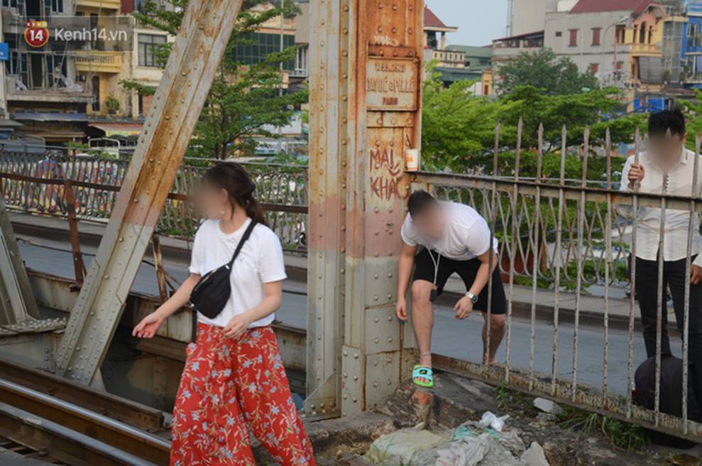 Bất chấp kim tiêm và nguy hiểm, giới trẻ trèo vào đường ray tàu hỏa trên cầu Long Biên để chụp ảnh-12