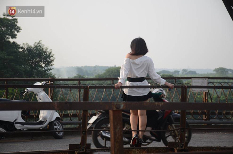 Bất chấp kim tiêm và nguy hiểm, giới trẻ trèo vào đường ray tàu hỏa trên cầu Long Biên để chụp ảnh-13