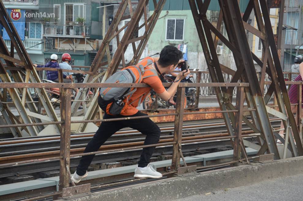 Bất chấp kim tiêm và nguy hiểm, giới trẻ trèo vào đường ray tàu hỏa trên cầu Long Biên để chụp ảnh-9
