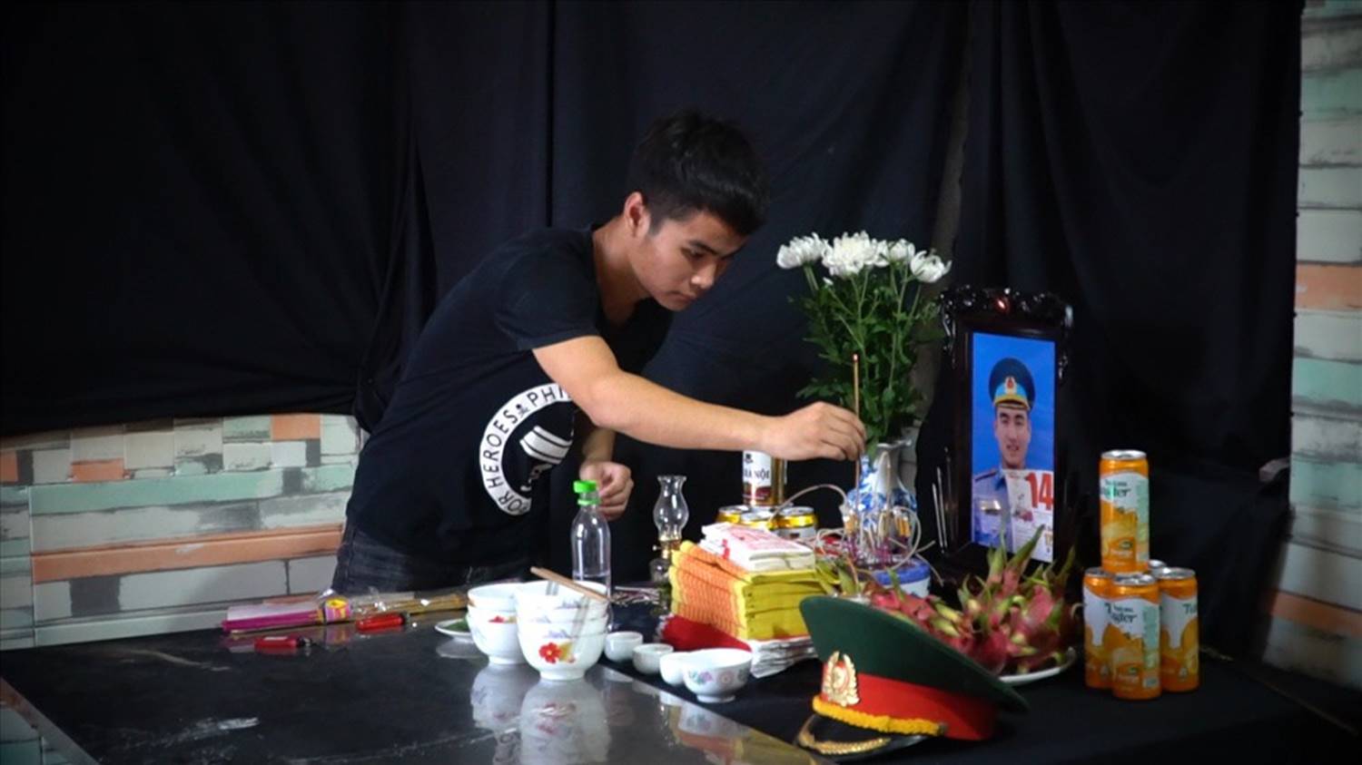 Mẹ phi công trong vụ rơi máy bay quân sự: Con mới được bay cách đây 1 tháng-3