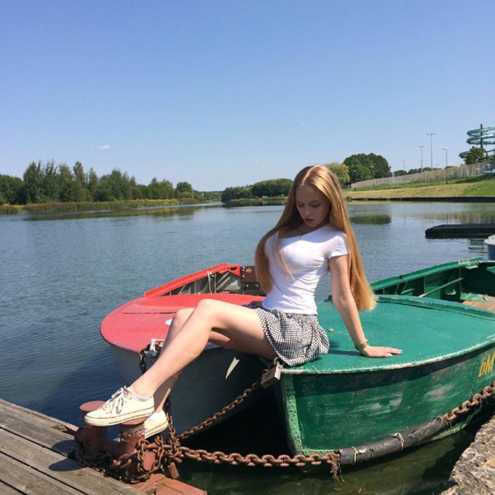 Hai cô giáo sở hữu thân hình nảy nở, ăn mặc nóng bỏng nhất thế giới-7