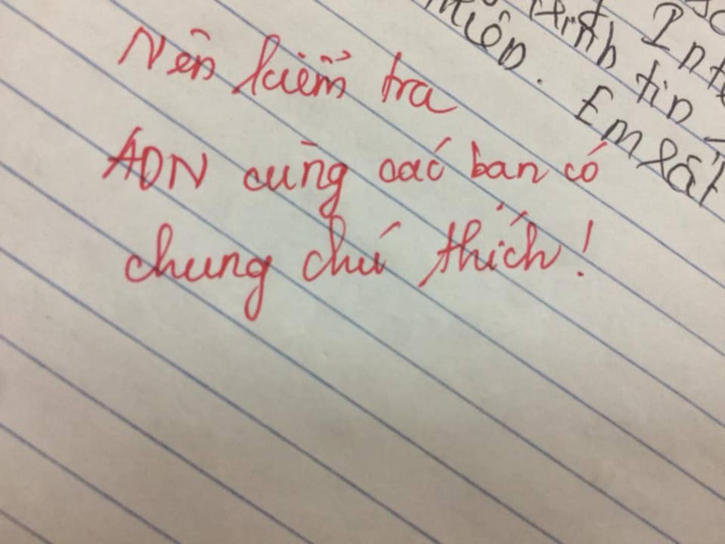 Học trò làm bài giống nhau, giáo viên phê một câu khiến ai cũng bật cười: Nên kiểm tra ADN những bạn có chung chú thích...-2