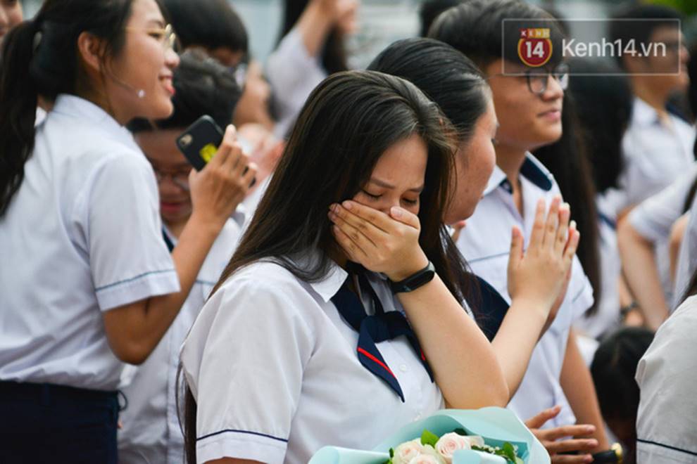 Đêm tri ân đầy nước mắt của trường Gia Định: Khóc vì chúng ta đã có một thời học sinh đầy tươi đẹp-8