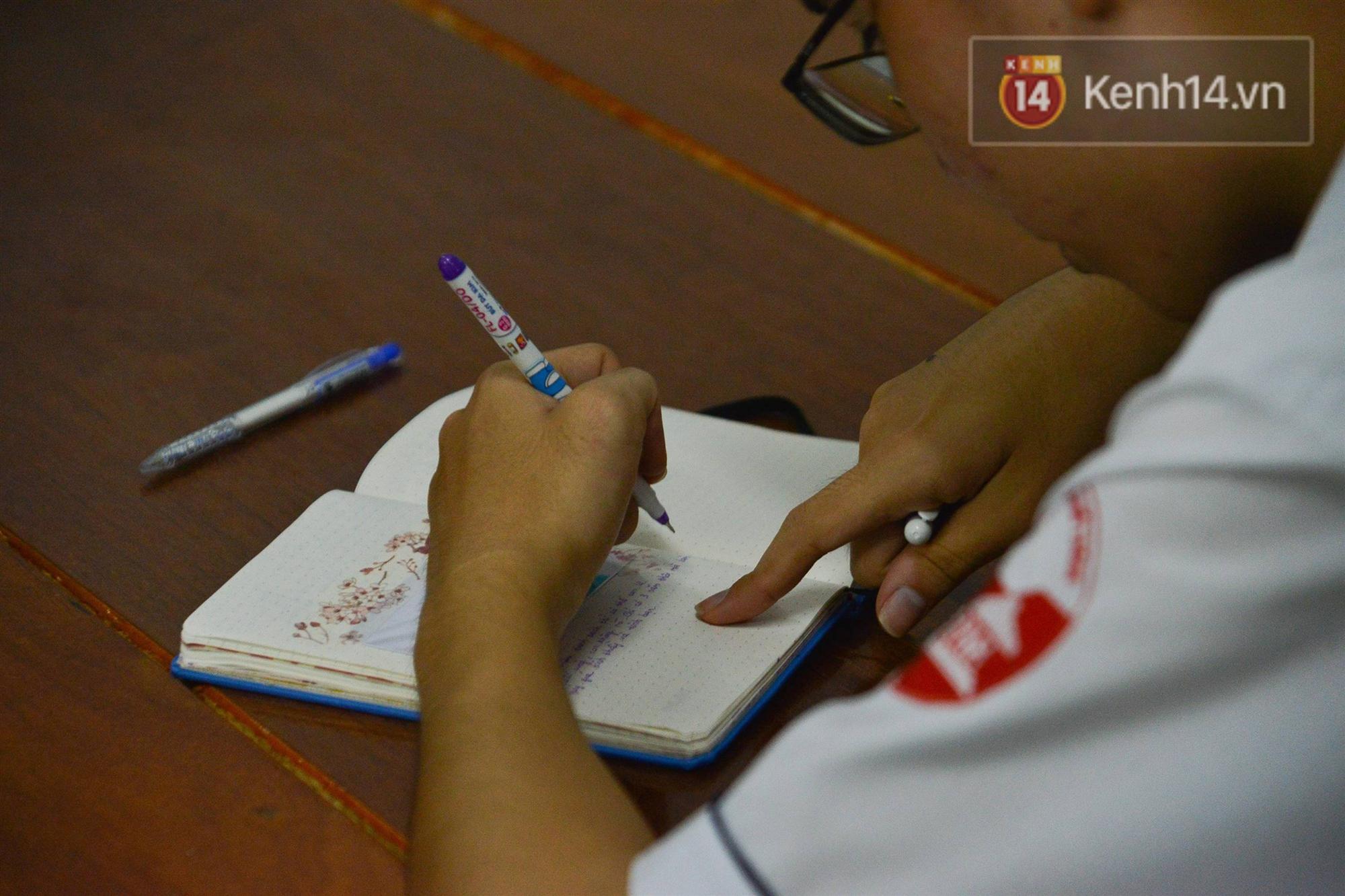 Đêm tri ân đầy nước mắt của trường Gia Định: Khóc vì chúng ta đã có một thời học sinh đầy tươi đẹp-17