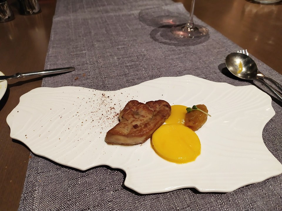 Tranh cãi ầm ĩ vì hóa đơn ăn tối của một gia đình hết 30 triệu đồng là khoe của, hoang phí”-3