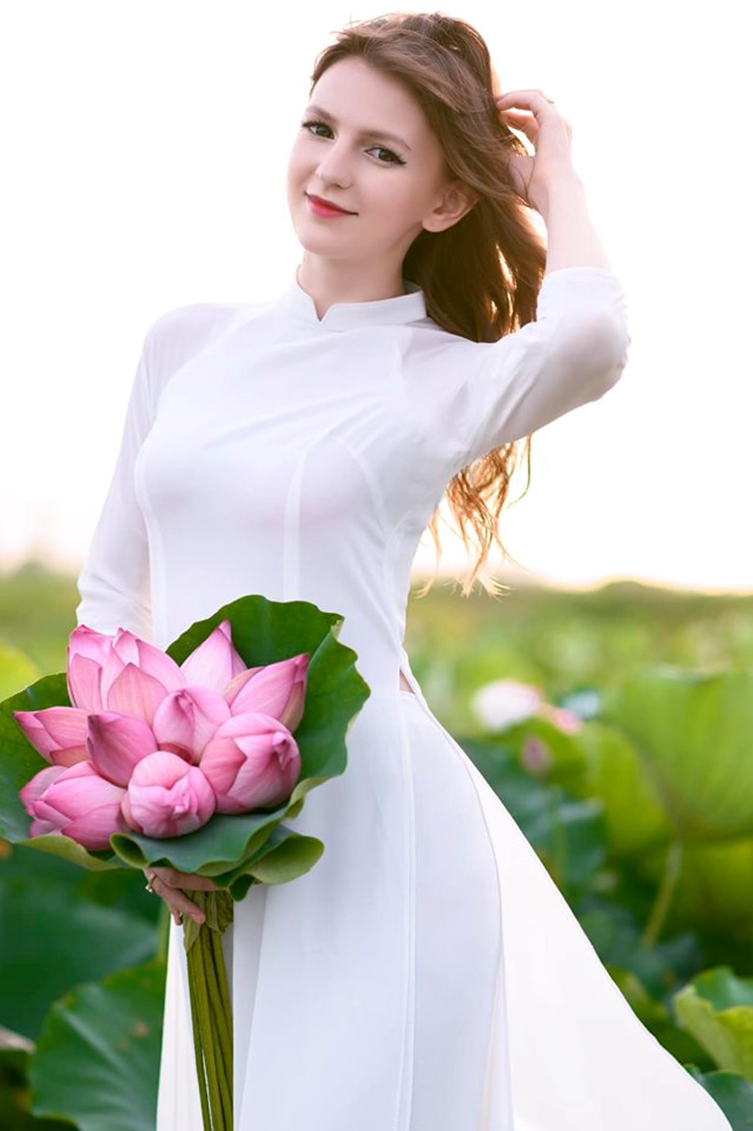 Hot girl DJ mặt xinh như búp bê chụp ảnh với sen, đời thường đẹp hết nấc-2