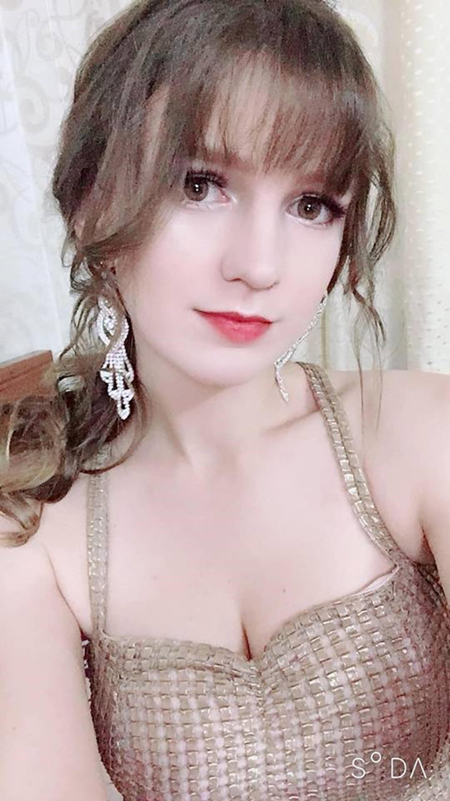 Hot girl DJ mặt xinh như búp bê chụp ảnh với sen, đời thường đẹp hết nấc-7