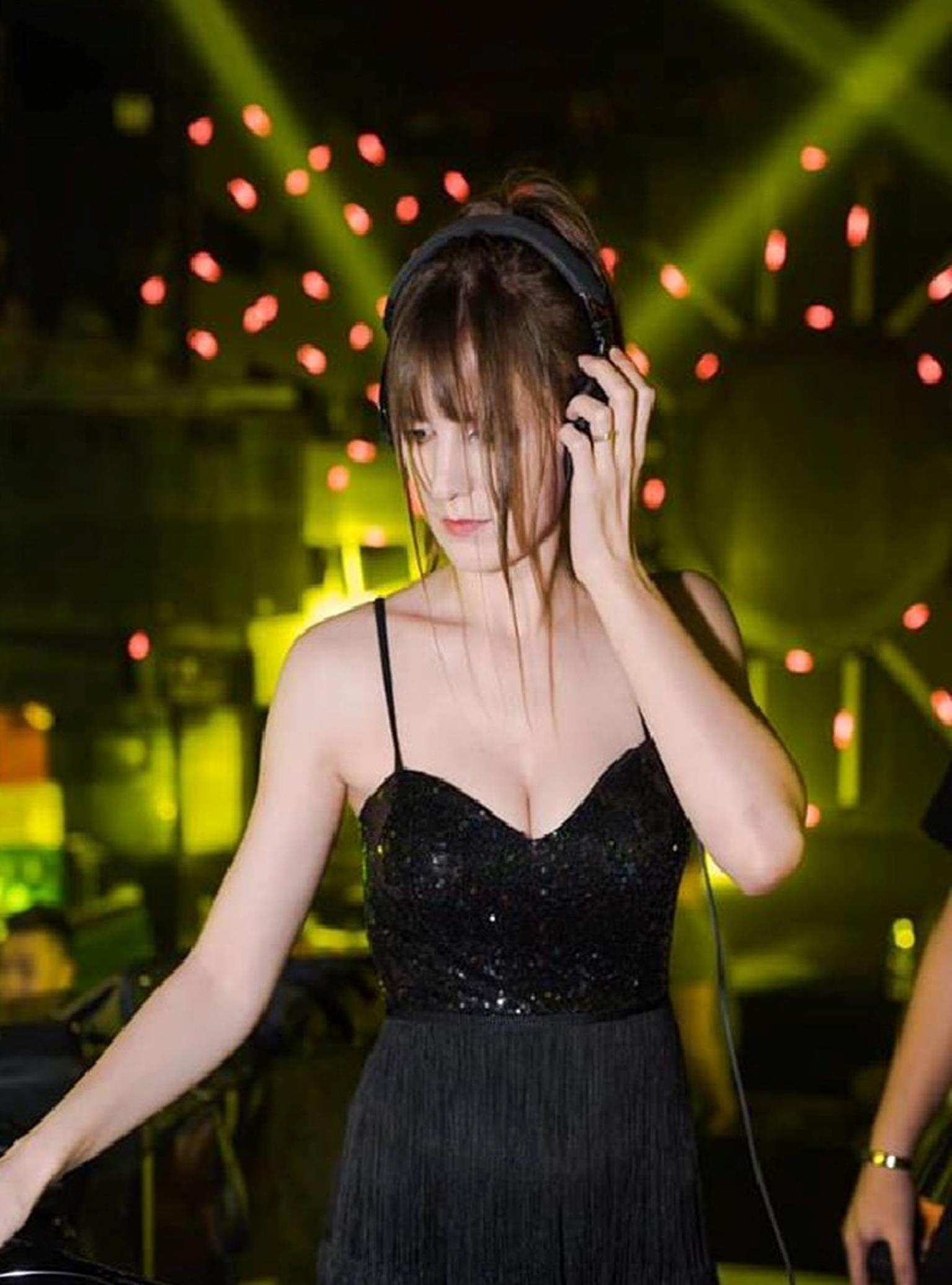 Hot girl DJ mặt xinh như búp bê chụp ảnh với sen, đời thường đẹp hết nấc-8