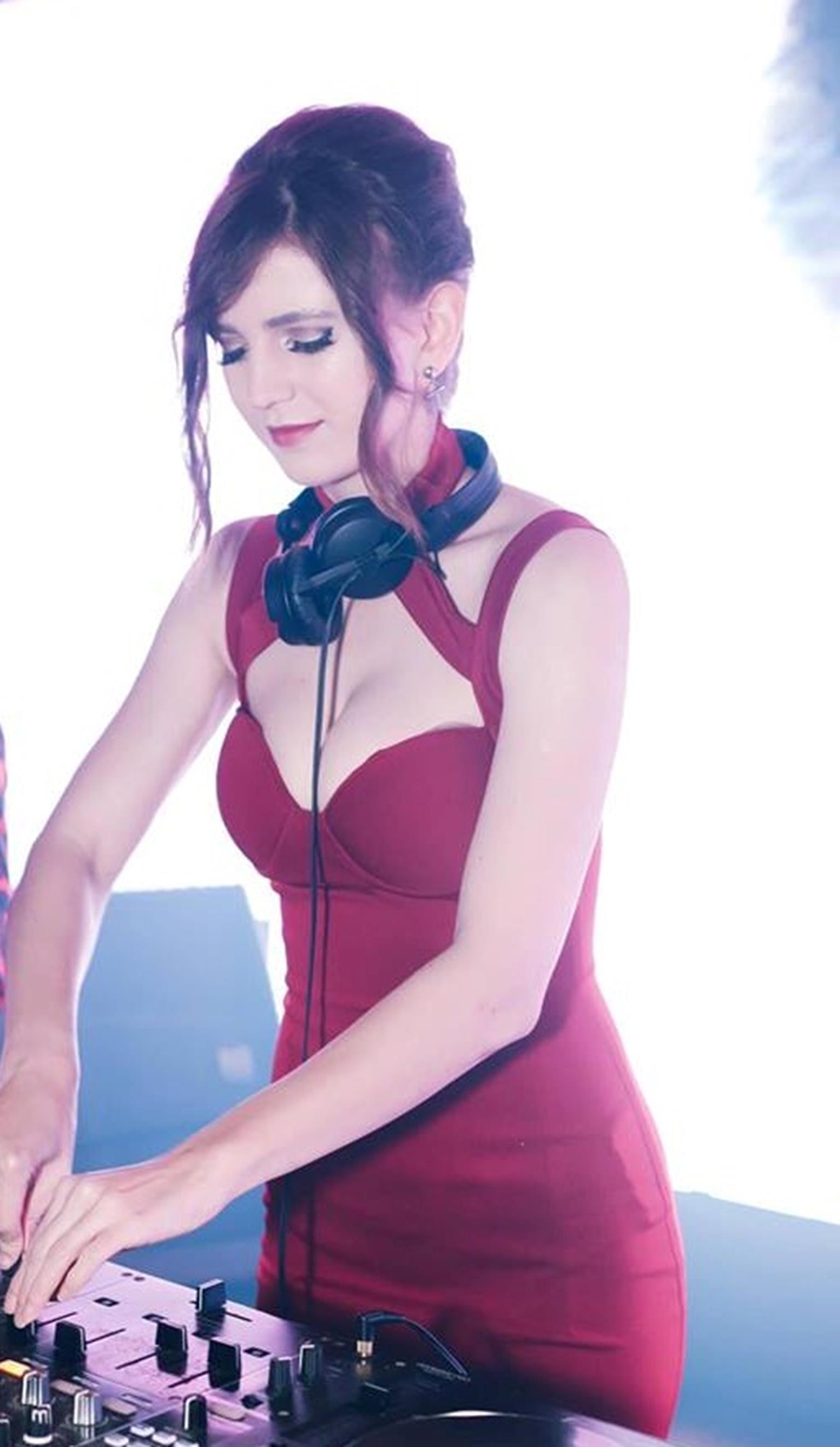 Hot girl DJ mặt xinh như búp bê chụp ảnh với sen, đời thường đẹp hết nấc-9