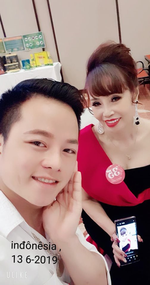 Cô dâu 62 tuổi được chồng trẻ tháp tùng đi thi Hoa hậu ở Indonesia sau lùm xùm mang thai giả-3