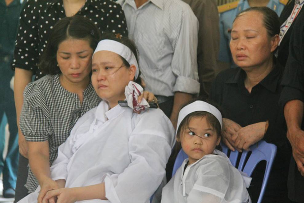 Nghẹn ngào lễ viếng 2 phi công hy sinh trong tai nạn rơi máy bay ở Khánh Hòa-1