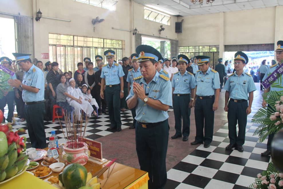Nghẹn ngào lễ viếng 2 phi công hy sinh trong tai nạn rơi máy bay ở Khánh Hòa-4