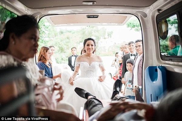 Rơi nước mắt khoảnh khắc người cha sắp qua đời nằm trên cáng dắt tay con gái vào lễ đường: Con hạnh phúc vì giây phút ấy có bố ở bên!-1