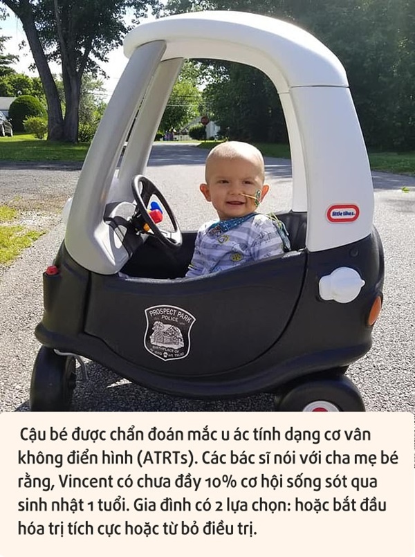 Thấy đầu con bắt đầu nghiêng nhẹ sang phải, bố mẹ không ngờ con trai 3 tháng tuổi bị bệnh ung thư nghiêm trọng đến thế-1