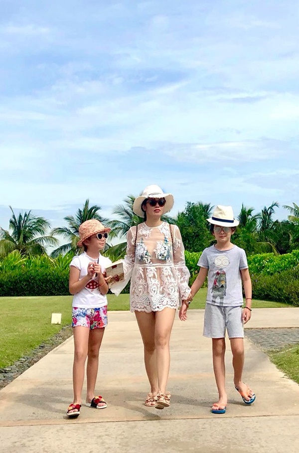 Tái xuất mạng xã hội sau 3 tuần vắng bóng, Hồng Nhung cởi đồ khoe thân hình tuổi 50 và tiết lộ về người đàn ông” cầm máy ảnh-1