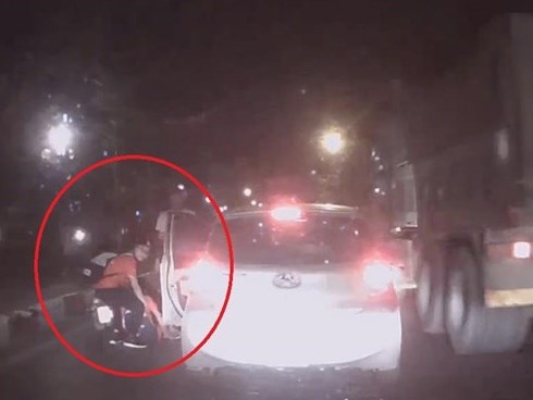 Sang đường ẩu, xe máy đâm thẳng vào ôtô