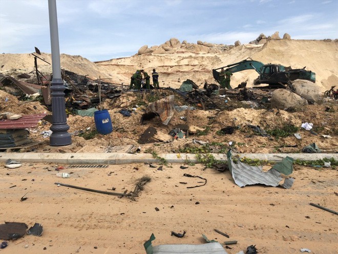 Nghe tiếng nổ mọi người vùng dậy chạy, nhưng 2 người không kịp chạy-3