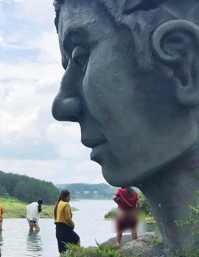 Cư dân mạng lại phẫn nộ trước cảnh cô gái cởi quần phóng uế” ở hồ Vô Cực-1