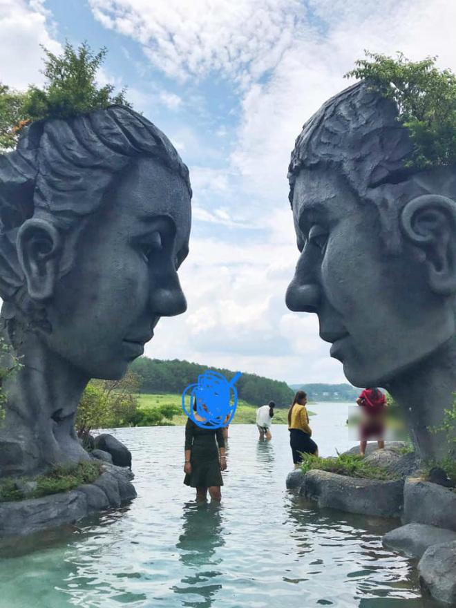 Cư dân mạng lại phẫn nộ trước cảnh cô gái cởi quần phóng uế” ở hồ Vô Cực-3