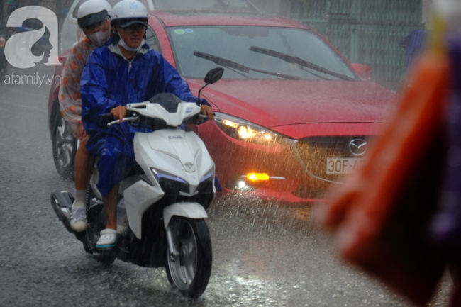 Mưa lớn kèm gió lốc mạnh khiến người Sài Gòn hốt hoảng, ướt sũng vì trở tay không kịp-1