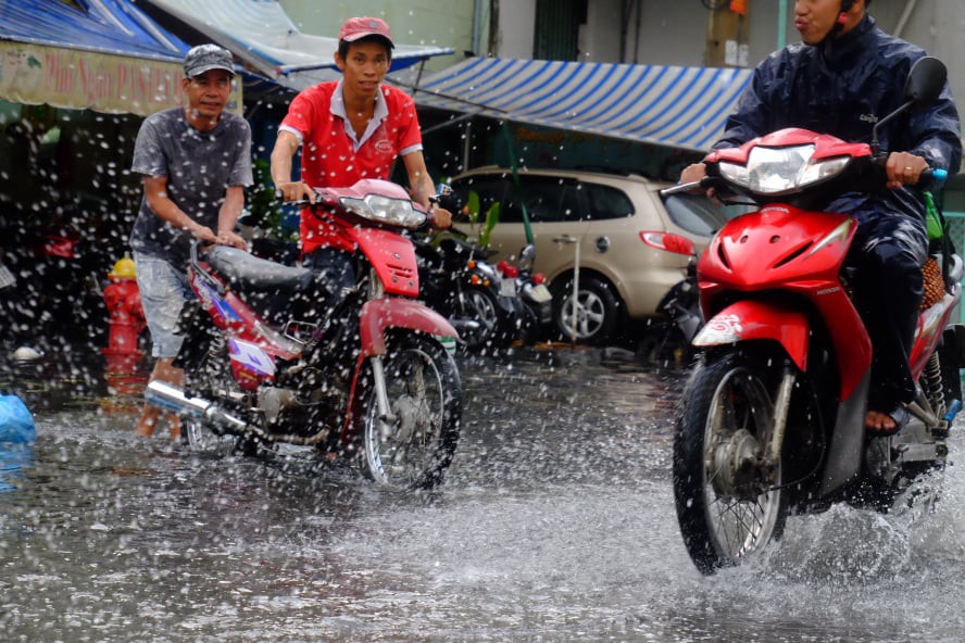 Mưa lớn kèm gió lốc mạnh khiến người Sài Gòn hốt hoảng, ướt sũng vì trở tay không kịp-4