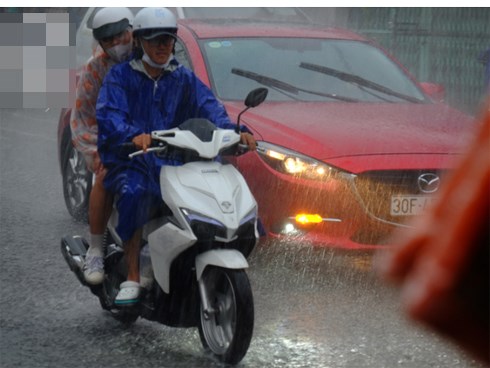 Mưa lớn kèm gió lốc mạnh khiến người Sài Gòn hốt hoảng, ướt sũng vì trở tay không kịp