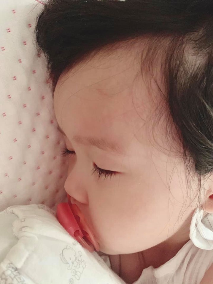 Hoa hậu Đặng Thu Thảo đăng ảnh con gái nhỏ đổ bệnh, thiếp đi vì sốt cao nhưng gây chú ý là dòng tâm sự nghẹn ngào đầy xúc động-1