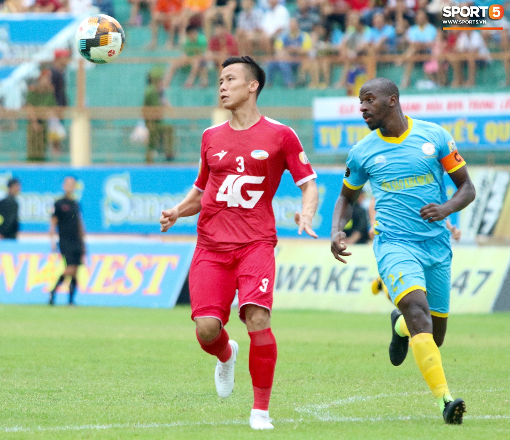 Hạnh phúc như Hải Quế: Ngày của bố được đón con gái xuống sân ăn mừng chiến thắng trước Khánh Hòa-1