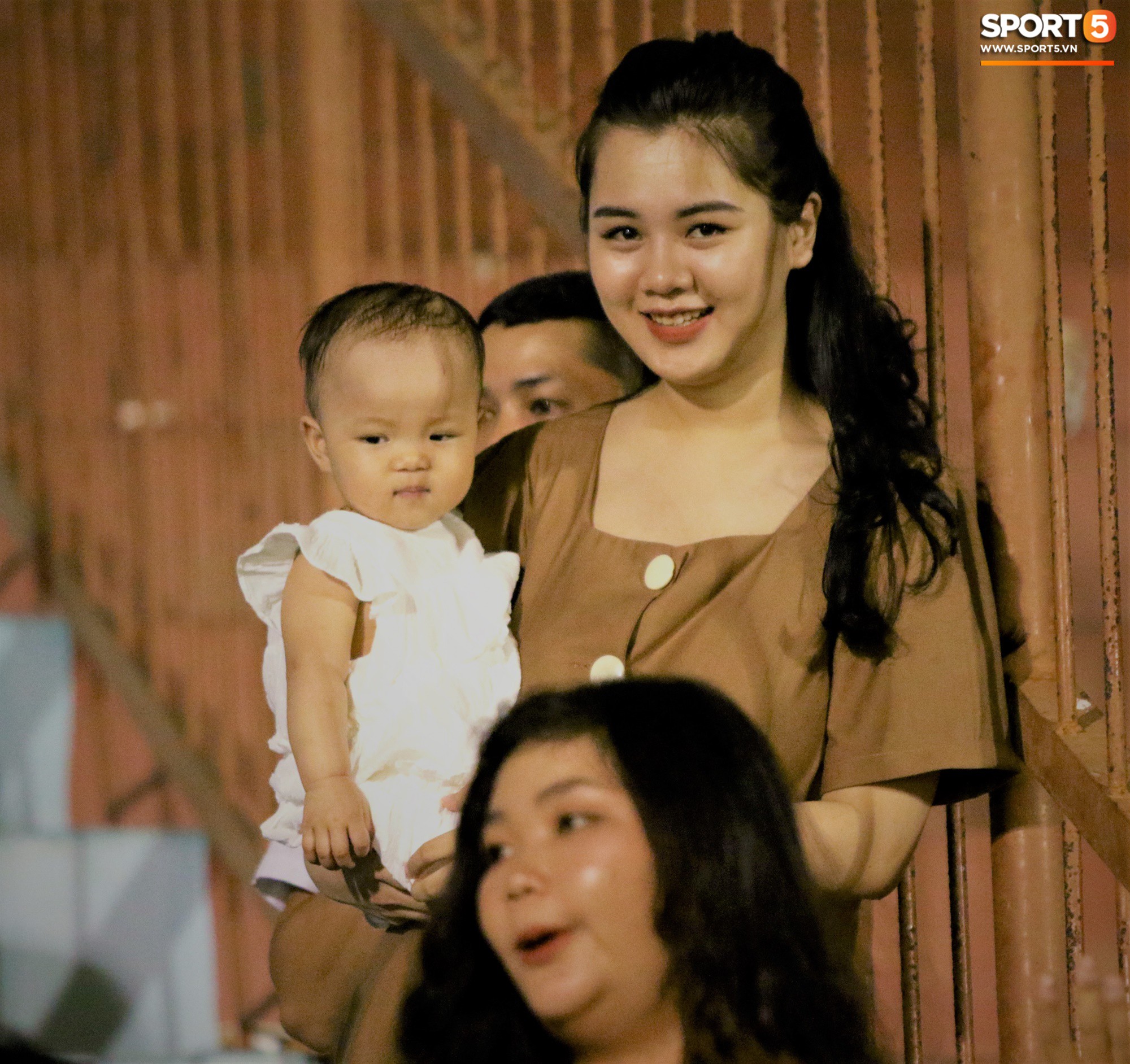 Hạnh phúc như Hải Quế: Ngày của bố được đón con gái xuống sân ăn mừng chiến thắng trước Khánh Hòa-2