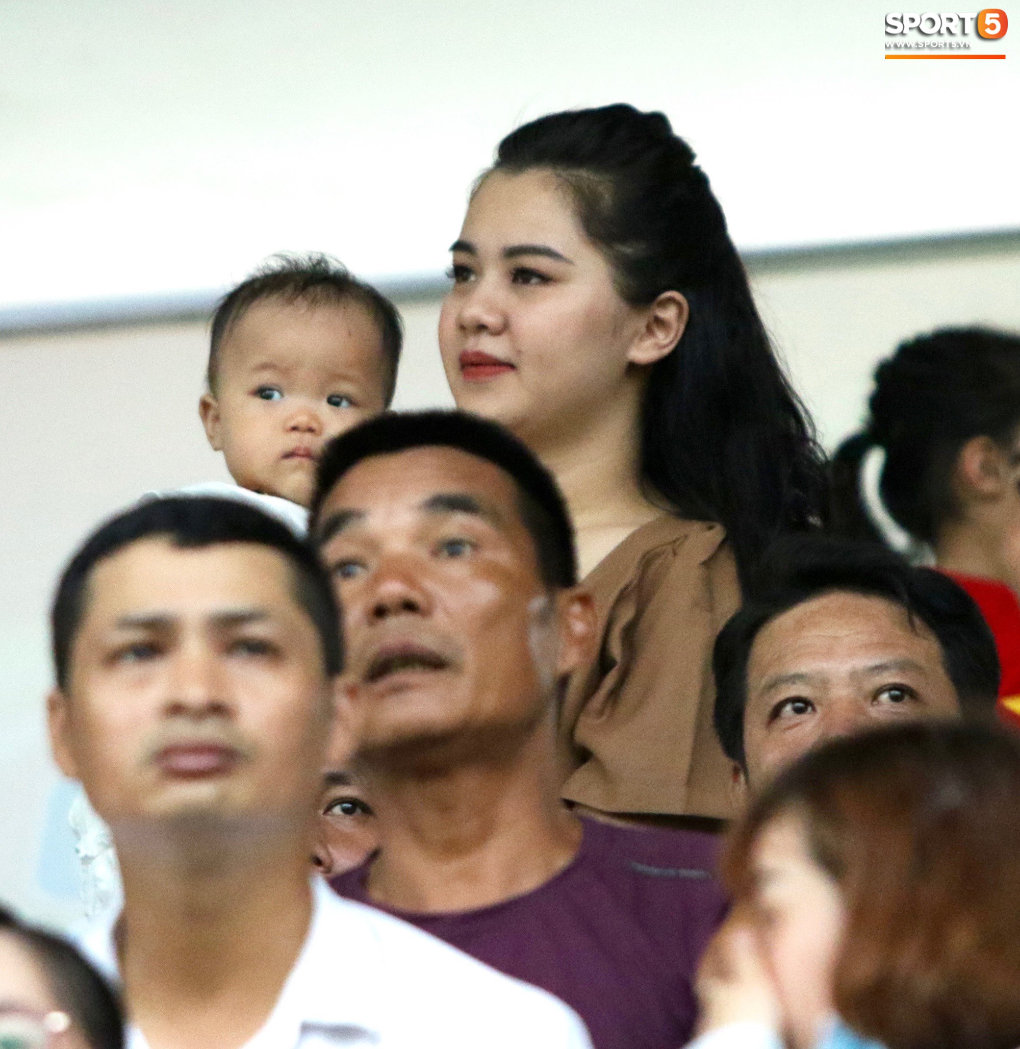 Hạnh phúc như Hải Quế: Ngày của bố được đón con gái xuống sân ăn mừng chiến thắng trước Khánh Hòa-3